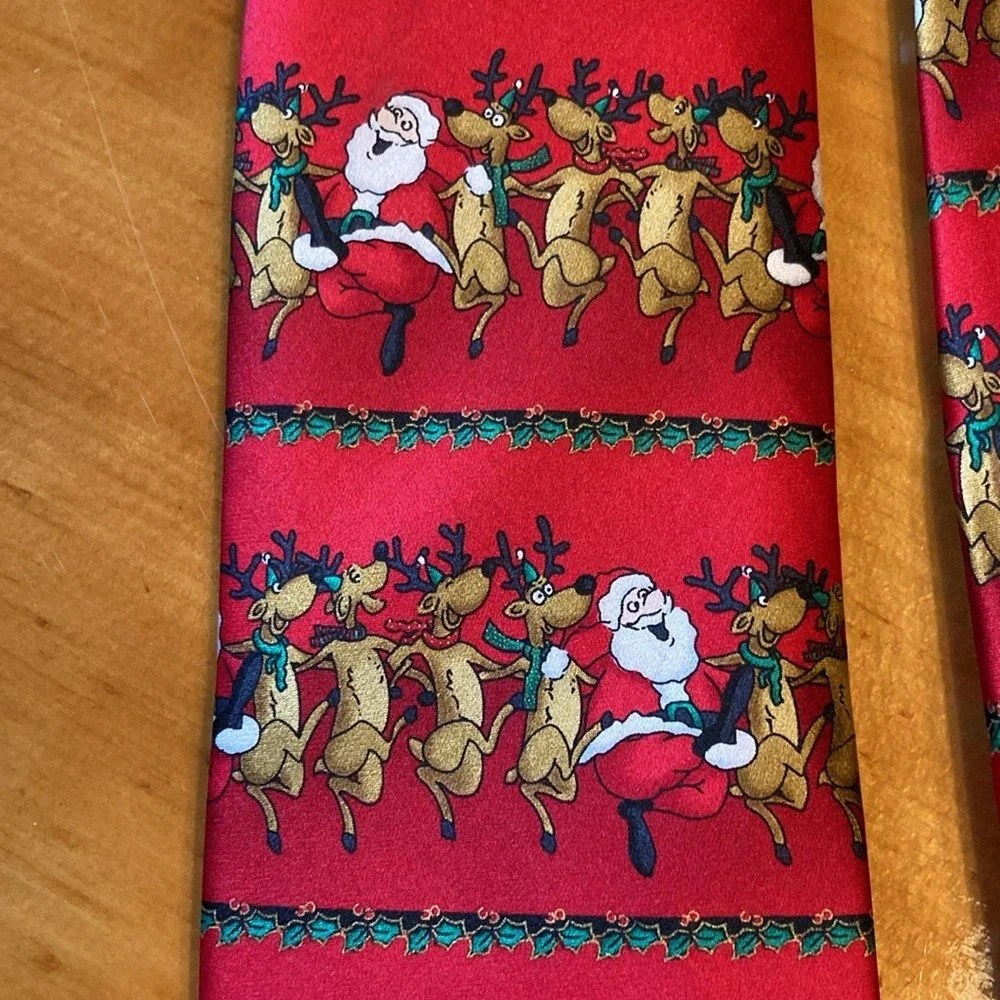 Festive‎ Mens Novelty Christmas Tie Red Santa Reindeer Dancing Whimsical Silk